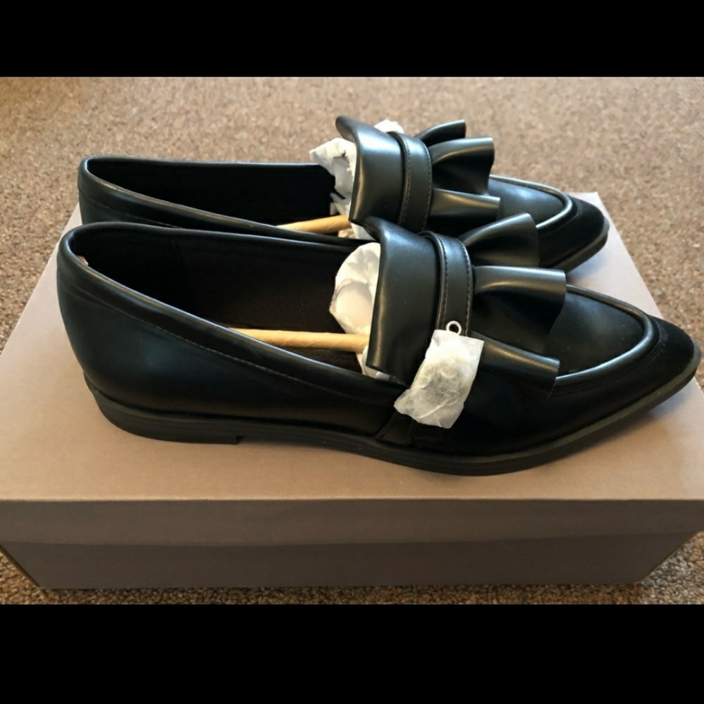 Charles & Keith Pointy Leather Flats Black size 5